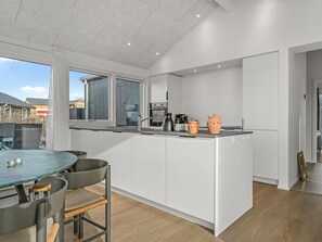 Kühlschrank, Mikrowelle, Ofen, Geschirrspüler