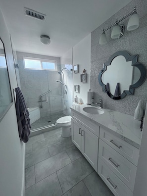 Shower, hair dryer, towels, soap - Spacious 4 Bedroom, 10 minutes from Downtown & Beaches! (San Diego)