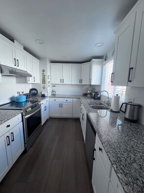 Mikrovågsugn, ugn, spishäll och diskmaskin