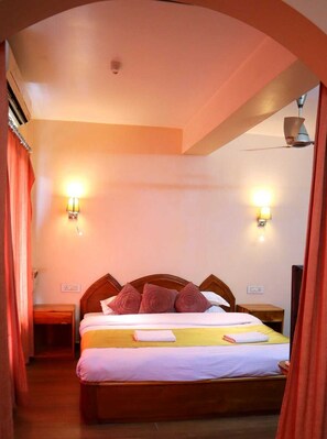 Superior Room | Desk