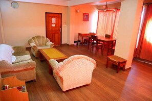 Superior Room | Desk - Hotel Rikman Continental (Tura)