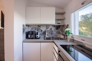 Fridge, oven, stovetop, dishwasher - Charming 60 sqm apartment located **1.2 km from Porto Istana Beach**. The accommodation is on the **first floor** (stairs required for access) and can accommodate up to **5 adults**.The property consists of **two bedrooms, a bathroom, a living room, a ki (Porto Istana)