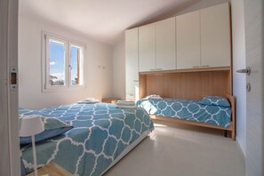 2 bedrooms, iron/ironing board, WiFi, bed sheets - GuestHost - Charming 60 sqm apartment located **1.2 km from Porto Istana Beach**. The accommodation is on the **first floor** (stairs required for access) and can accommodate up to **5 adults**.The property consists of **two bedrooms, a bathroom, a livin (Porto Istana)