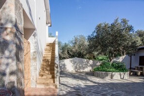 Property grounds - GuestHost - Charming 60 sqm apartment located **1.2 km from Porto Istana Beach**. The accommodation is on the **first floor** (stairs required for access) and can accommodate up to **5 adults**.The property consists of **two bedrooms, a bathroom, a livin (Porto Istana)