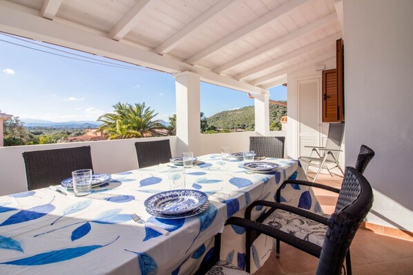 Outdoor dining - Charming 60 sqm apartment located **1.2 km from Porto Istana Beach**. The accommodation is on the **first floor** (stairs required for access) and can accommodate up to **5 adults**.The property consists of **two bedrooms, a bathroom, a living room, a ki (Porto Istana)