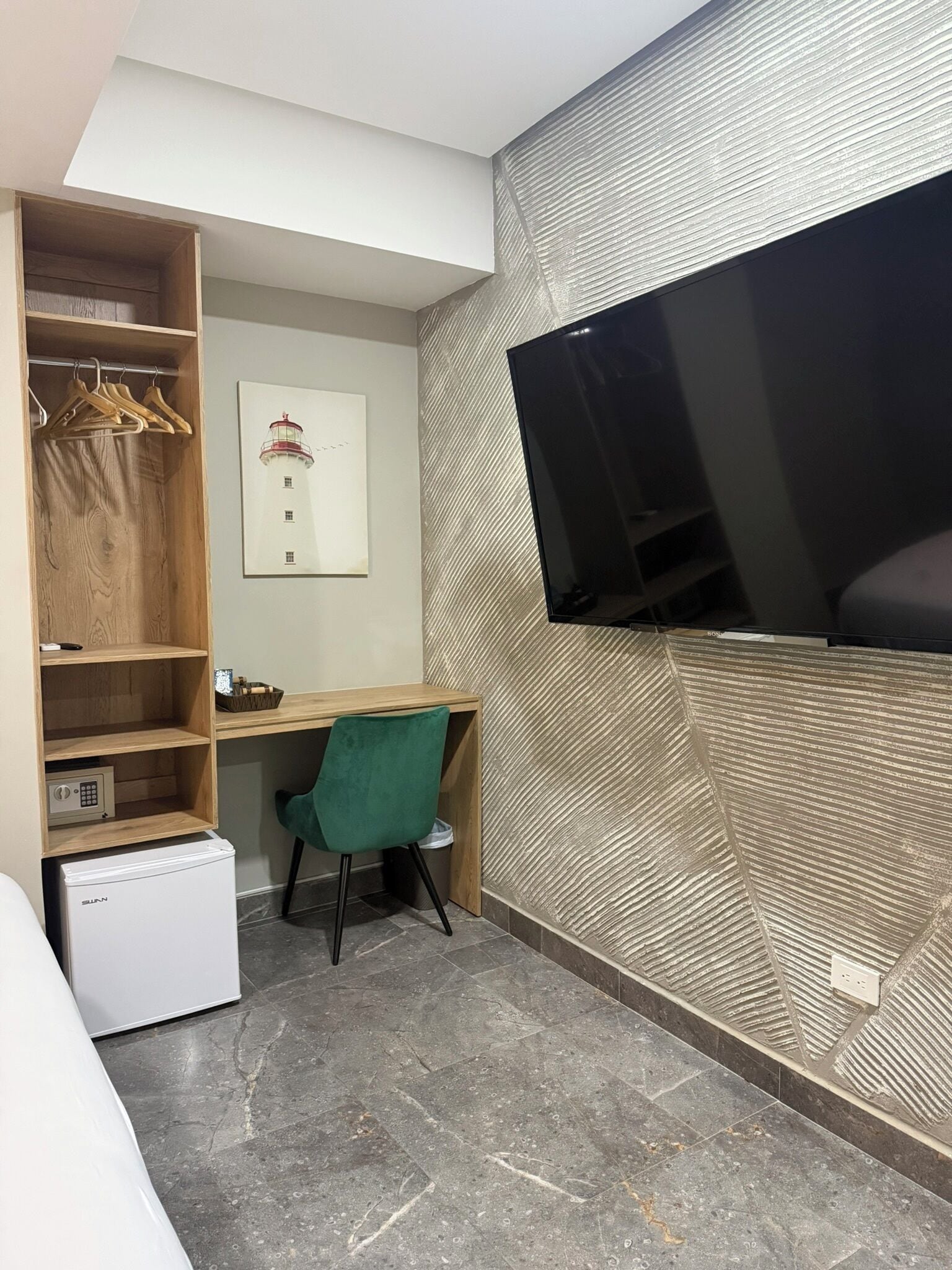 Minibar, caja de seguridad en la habitación y escritorio 