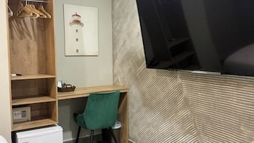 Minibar, caja de seguridad en la habitación y escritorio