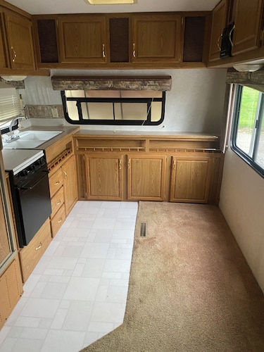 Cozy 1-bedroom RV in fantastic Leitchfield with AC