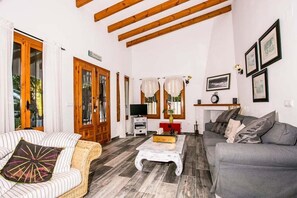 TV, tavolo da ping pong, libri