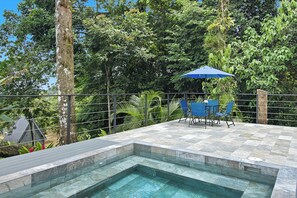 Outdoor dining - Spacious 2BR jungle A-frame – Sleeps 6, near Arenal & La Fortuna hot springs (La Fortuna)