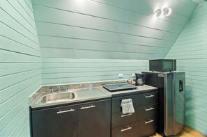 Réfrigérateur, micro-ondes, batterie de cuisine, vaisselle et ustensiles