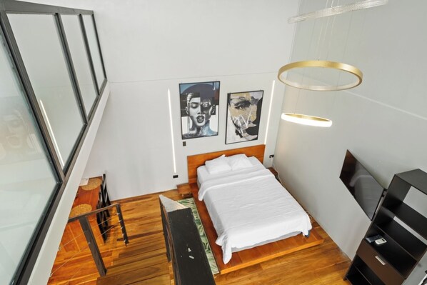 2 bedrooms, desk, WiFi