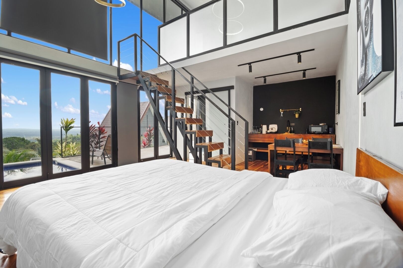 2 bedrooms, desk, WiFi