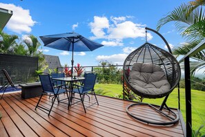 Outdoor dining - Luxury jungle bungalow w/ hot tub – Perfect for couples or small families (La Fortuna)