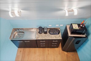 Kühlschrank, Mikrowelle, Kochgeschirr/Geschirr/Besteck