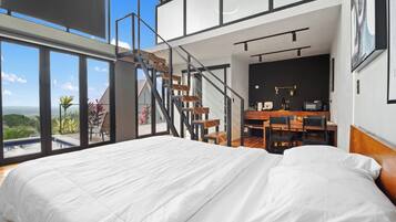 1 bedroom, desk, WiFi