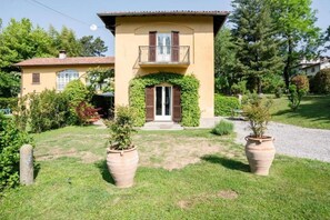 Exterior - Confortable and stylish 90smq duplex apt that can accomodate up to 4 people located in a period building without a lift.Portion of private garden, large garden with shared pool and private parking space.Inside the building there is a historic religious b (Villa Guardia)