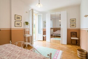 2 habitaciones, tabla de planchar con plancha, wifi y ropa de cama 