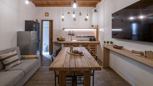 Une cuisine moderne avec des meubles en bois, une table à manger et une grande fenêtre.