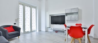 GuestHost - Bright apartment that can accommodate up to 4 people in total comfort, equipped with all essential services, including a balcony with an enchanting glimpse of the sea. The entrance to the condominium is located just 150 meters from the beach,