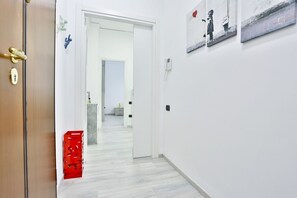 Interior - GuestHost - Bright apartment that can accommodate up to 4 people in total comfort, equipped with all essential services, including a balcony with an enchanting glimpse of the sea. The entrance to the condominium is located just 150 meters from the beach, (Salerno)