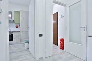 Kühlschrank, Ofen, Herdplatte, Wasserkocher