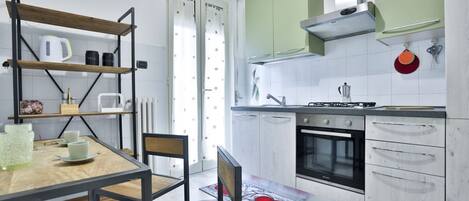 Fridge, oven, stovetop, cookware/dishes/utensils