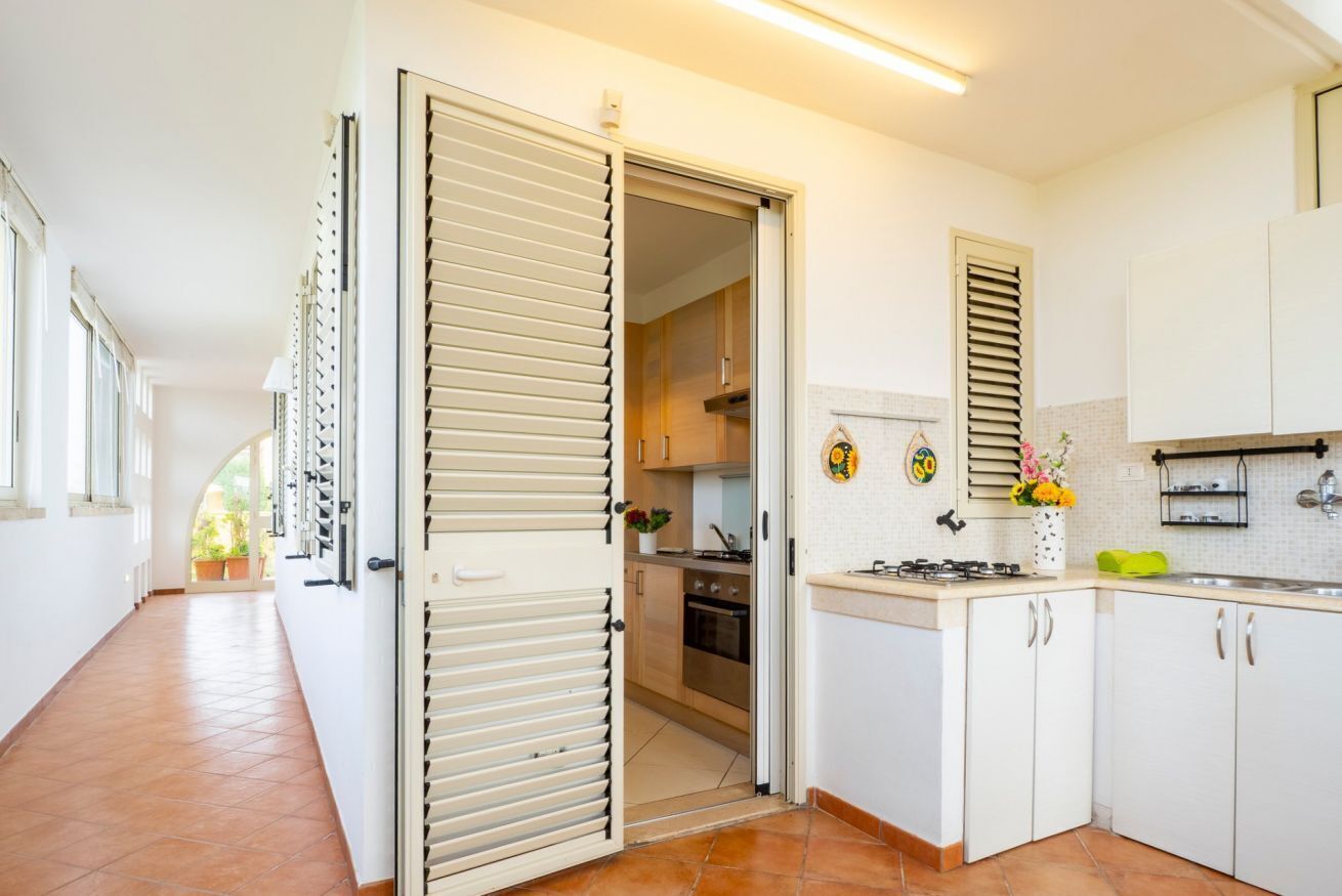 Frigorifero, forno, piano cottura, pentole/stoviglie/utensili