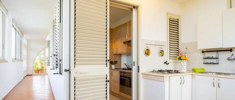 Réfrigérateur, four, plaque de cuisson