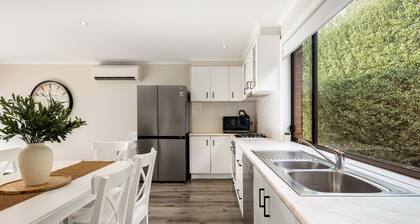 Summery 3BR Home by Mel Airport CBD & Watergardens
