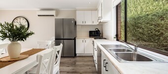 Cozy 3BR Home by Melb Airport, CBD & Watergardens