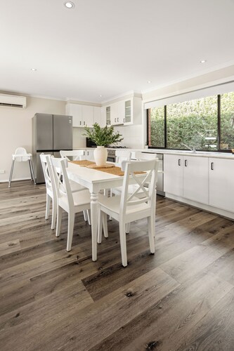 Summery 3BR Home by Mel Airport CBD & Watergardens