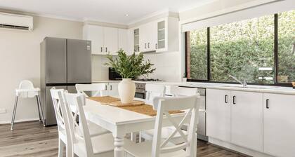 Summery 3BR Home by Mel Airport CBD & Watergardens
