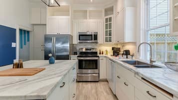 Design House, 3 Bedrooms, Non Smoking, Kitchen | Private kitchen | Reusable coffee/tea filters