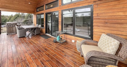 Peaceful Brackley Beach Escape with Private Deck, Fire Pit & Paddleboards