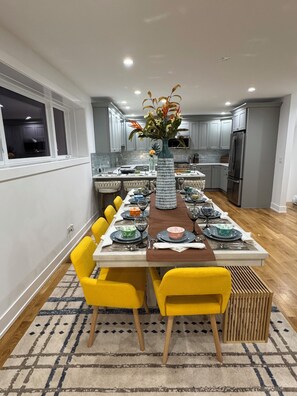 Dining - Swanky Rooftop, Birthday, Anniversary sleeps 16 (Forest Park)