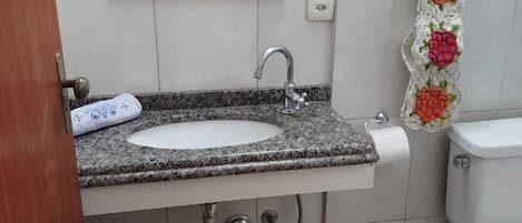 Basic Suite | Bathroom
