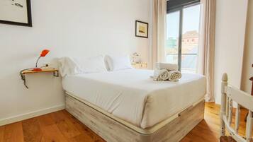 Tabla de planchar con plancha, wifi, ropa de cama