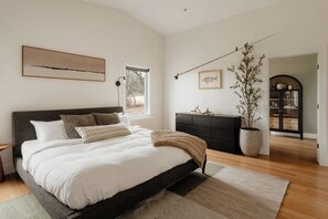 2 bedrooms, desk, iron/ironing board, travel crib
