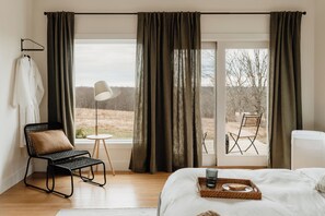 2 chambres, bureau, fer et planche à repasser, lit parapluie