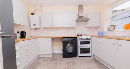 4 Guests - Free Parking - Near Attractions