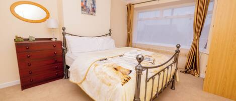 3 chambres, fer et planche à repasser, Wi-Fi, draps fournis