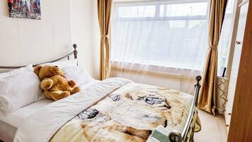 3 bedrooms, iron/ironing board, WiFi, bed sheets