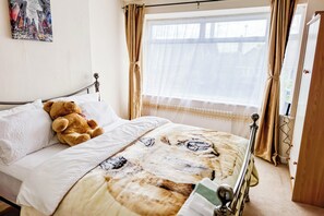 3 bedrooms, iron/ironing board, WiFi, bed sheets