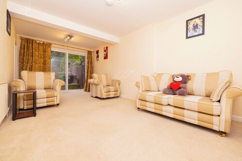 3 Bed - Sleeps 4 - Free Parking - Private Garden