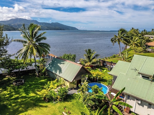 Toahere Beach House - Beachfront - Pool - Pontoon