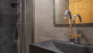 Haartrockner, HandtĂŒcher, Seife, Shampoo
