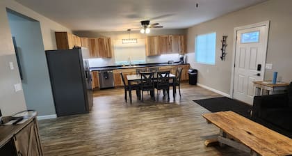 Charming 2-bedroom house in delightful Grand Forks with WiFi