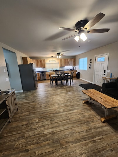 Charming 2-bedroom house in delightful Grand Forks with WiFi