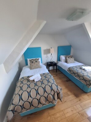 2 habitaciones, tabla de planchar con plancha, wifi y ropa de cama 